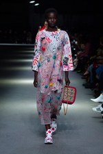 バーバリー 2018 フェブラリー コレクション、クリストファー・ベイリー手掛けるラストショーは虹色｜写真68