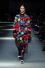 バーバリー 2018 フェブラリー コレクション、クリストファー・ベイリー手掛けるラストショーは虹色｜写真44