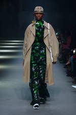 バーバリー 2018 フェブラリー コレクション、クリストファー・ベイリー手掛けるラストショーは虹色｜写真80