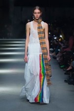 バーバリー 2018 フェブラリー コレクション、クリストファー・ベイリー手掛けるラストショーは虹色｜写真76