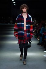 バーバリー 2018 フェブラリー コレクション、クリストファー・ベイリー手掛けるラストショーは虹色｜写真2