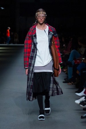 バーバリー 2018 フェブラリー コレクション、クリストファー・ベイリー手掛けるラストショーは虹色｜写真83