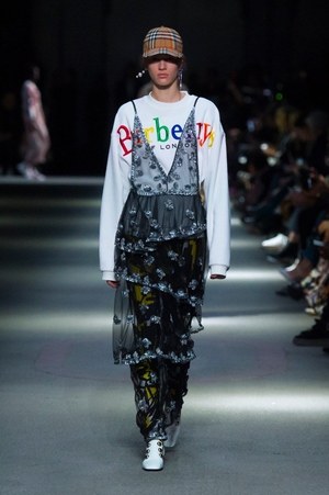 バーバリー 2018 フェブラリー コレクション、クリストファー・ベイリー手掛けるラストショーは虹色｜写真64