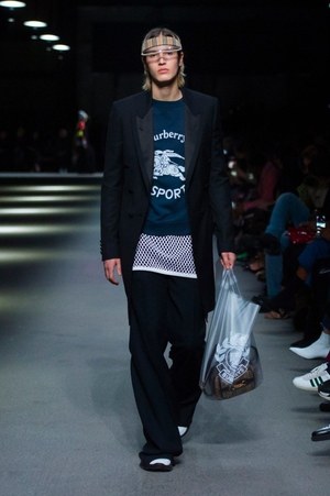 バーバリー 2018 フェブラリー コレクション、クリストファー・ベイリー手掛けるラストショーは虹色｜写真10