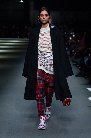 バーバリー 2018 フェブラリー コレクション、クリストファー・ベイリー手掛けるラストショーは虹色｜写真21