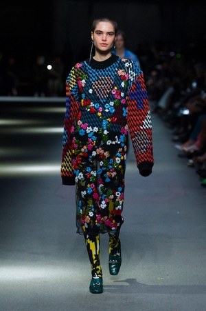 バーバリー 2018 フェブラリー コレクション、クリストファー・ベイリー手掛けるラストショーは虹色｜写真12