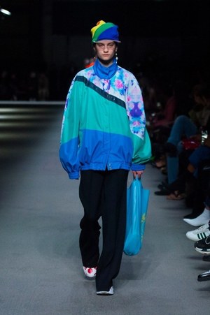 バーバリー 2018 フェブラリー コレクション、クリストファー・ベイリー手掛けるラストショーは虹色｜写真7