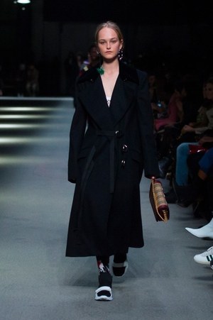 バーバリー 2018 フェブラリー コレクション、クリストファー・ベイリー手掛けるラストショーは虹色｜写真37