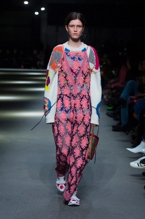 バーバリー 2018 フェブラリー コレクション、クリストファー・ベイリー手掛けるラストショーは虹色｜写真60