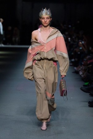 バーバリー 2018 フェブラリー コレクション、クリストファー・ベイリー手掛けるラストショーは虹色｜写真61