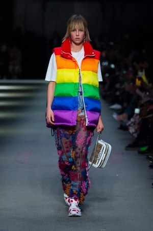 バーバリー 2018 フェブラリー コレクション、クリストファー・ベイリー手掛けるラストショーは虹色｜写真75