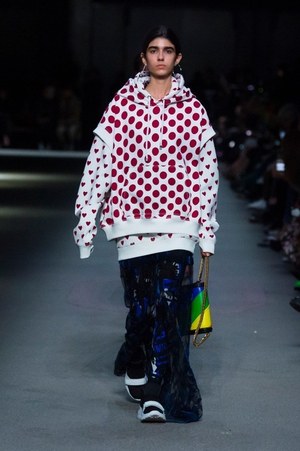 バーバリー 2018 フェブラリー コレクション、クリストファー・ベイリー手掛けるラストショーは虹色｜写真57