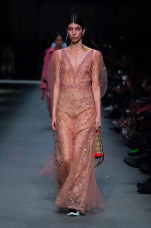 バーバリー 2018 フェブラリー コレクション、クリストファー・ベイリー手掛けるラストショーは虹色｜写真62