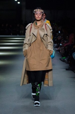 バーバリー 2018 フェブラリー コレクション、クリストファー・ベイリー手掛けるラストショーは虹色｜写真31