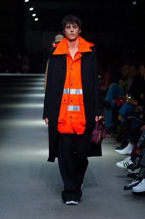 バーバリー 2018 フェブラリー コレクション、クリストファー・ベイリー手掛けるラストショーは虹色｜写真8