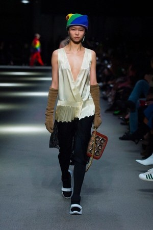 バーバリー 2018 フェブラリー コレクション、クリストファー・ベイリー手掛けるラストショーは虹色｜写真65