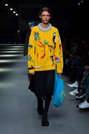 バーバリー 2018 フェブラリー コレクション、クリストファー・ベイリー手掛けるラストショーは虹色｜写真32