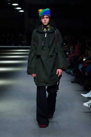 バーバリー 2018 フェブラリー コレクション、クリストファー・ベイリー手掛けるラストショーは虹色｜写真33