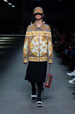 バーバリー 2018 フェブラリー コレクション、クリストファー・ベイリー手掛けるラストショーは虹色｜写真25