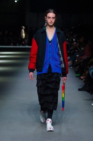 バーバリー 2018 フェブラリー コレクション、クリストファー・ベイリー手掛けるラストショーは虹色｜写真20