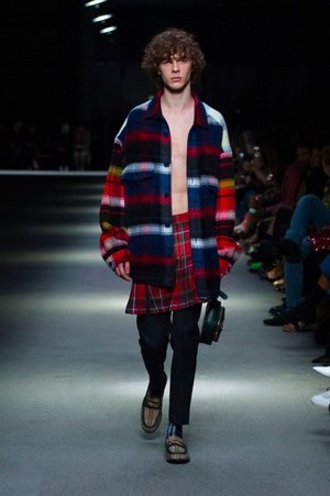 バーバリー 2018 フェブラリー コレクション、クリストファー・ベイリー手掛けるラストショーは虹色｜写真2
