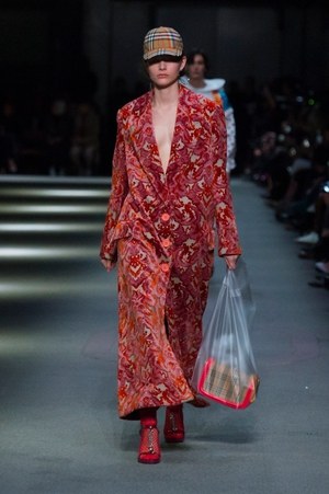 バーバリー 2018 フェブラリー コレクション、クリストファー・ベイリー手掛けるラストショーは虹色｜写真54