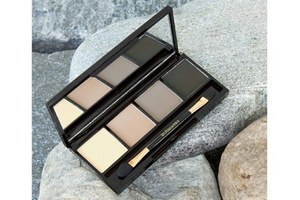 オーガニックコスメブランド、Dr.ハウシュカから目元に洗練された輝きを与えるアイシャドーパレット新発売