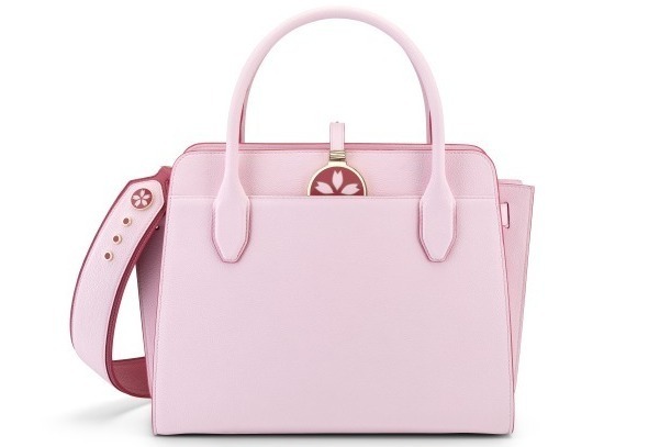 ブルガリの「ブルガリ・ブルガリ アルバ バッグ」から、桜カラーの日本限定モデル