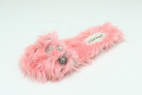 ジェフリーキャンベル新作ファースリッパサンダル、フラワーモチーフのスタッズ×カラーファー