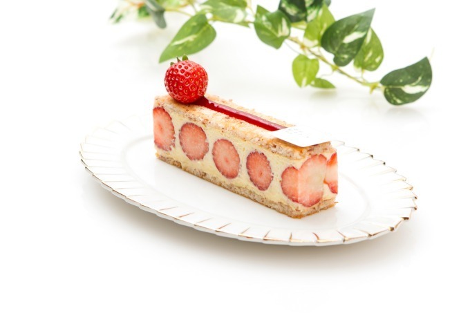 サダハル・アオキの春スイーツ - フレッシュ苺＆クリームのケーキや桜クリームのエクレア｜写真3