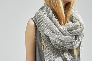 パドカレ、ルーブル美術館 ランス別館と初コラボ - 絹やカシミアに炭染めしたストールなど7型