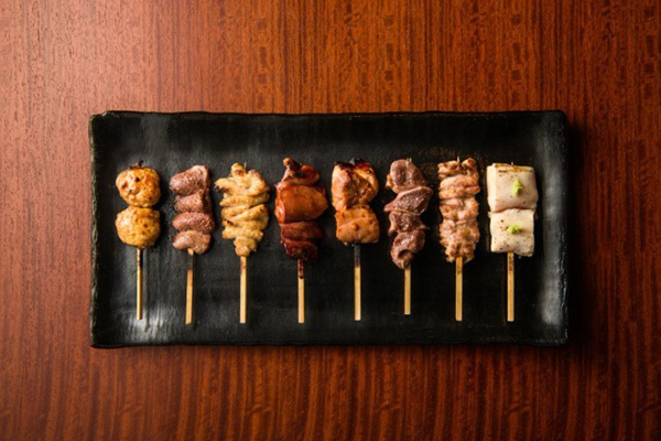 「とり口」五反田に、焼鳥をコース仕立てで - 行列必至の人気店「鳥よし」