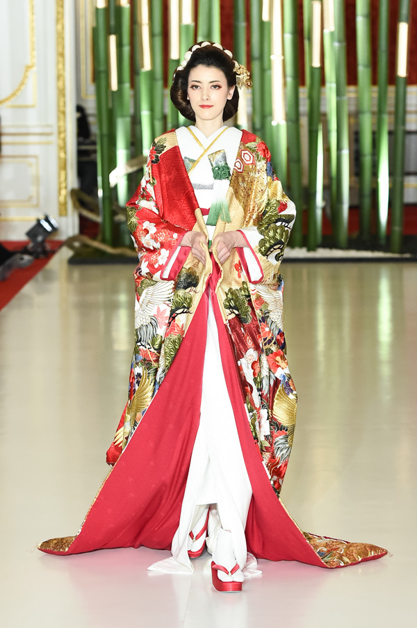 ユミカツラ18春夏オートクチュールを国宝・迎賓館赤坂離宮で披露、北斎の富士を描いたドレスなど約60点｜写真80