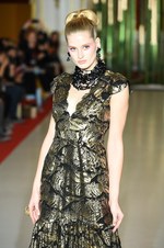 ユミカツラ18春夏オートクチュールを国宝・迎賓館赤坂離宮で披露、北斎の富士を描いたドレスなど約60点｜写真6