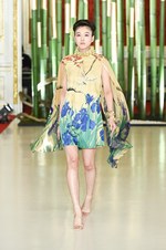 ユミカツラ18春夏オートクチュールを国宝・迎賓館赤坂離宮で披露、北斎の富士を描いたドレスなど約60点｜写真30