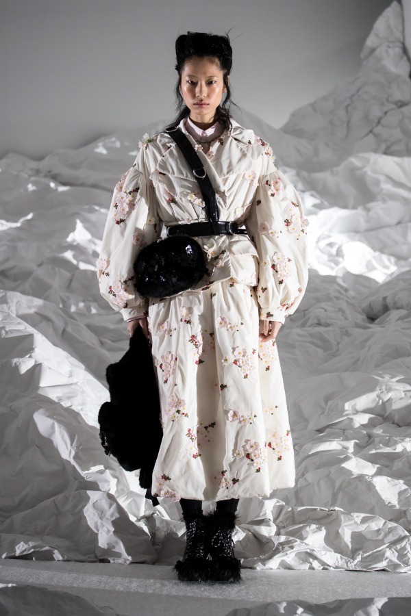 4 モンクレール シモーネ・ロシャのダウンウェア - ビジューやパールで飾ったコートやドレス｜写真16