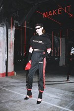 8 モンクレール パーム・エンジェルス 18年秋冬コレクション、赤＆黒の“カメレオンスタイル”｜写真21