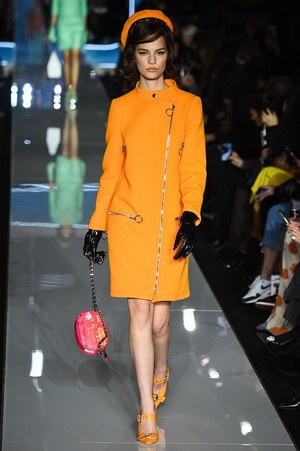 モスキーノ 2018年秋冬コレクション - クラシックスタイルを力強い色彩で染め我が物にする｜写真2