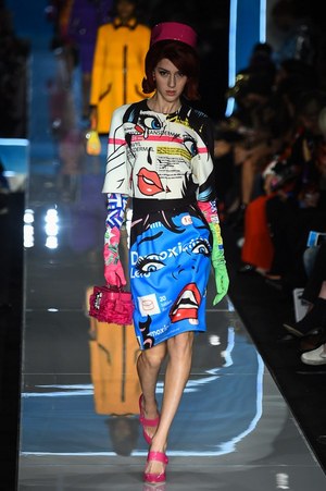 モスキーノ 2018年秋冬コレクション - クラシックスタイルを力強い色彩で染め我が物にする｜写真21