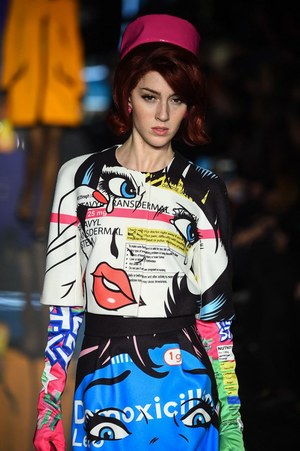 モスキーノ 2018年秋冬コレクション - クラシックスタイルを力強い色彩で染め我が物にする｜写真22