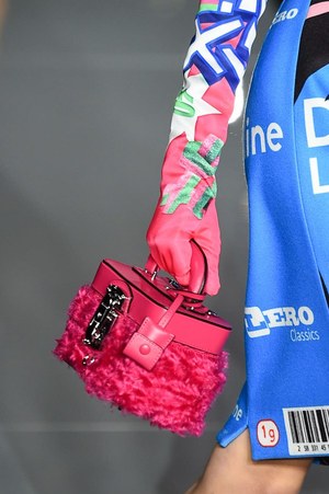 モスキーノ 2018年秋冬コレクション - クラシックスタイルを力強い色彩で染め我が物にする｜写真23