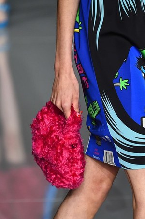 モスキーノ 2018年秋冬コレクション - クラシックスタイルを力強い色彩で染め我が物にする｜写真32
