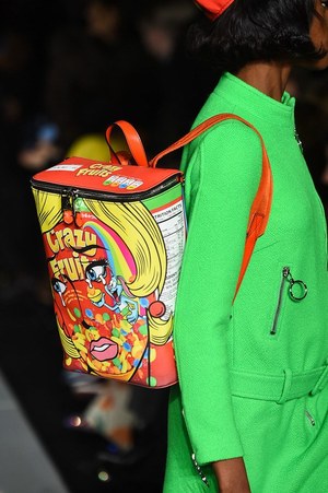 モスキーノ 2018年秋冬コレクション - クラシックスタイルを力強い色彩で染め我が物にする｜写真35