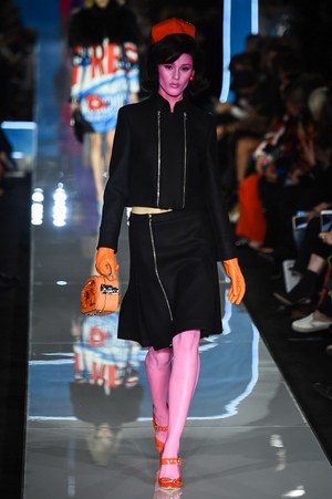 モスキーノ 2018年秋冬コレクション - クラシックスタイルを力強い色彩で染め我が物にする｜写真36