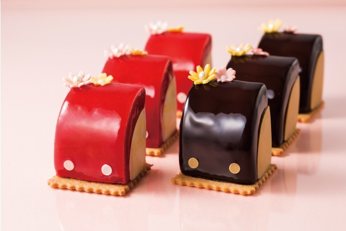 ランドセル型ケーキ いちご 練乳の赤 バナナ チョコの黒 帝国ホテル 東京より ファッションプレス
