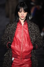 マックスマーラ 2018-19年秋冬コレクション - 強い光の奥底に眠る、伝統的な美と洗練さ｜写真19