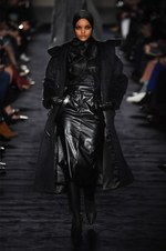 マックスマーラ 2018-19年秋冬コレクション - 強い光の奥底に眠る、伝統的な美と洗練さ｜写真35