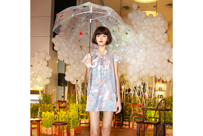 オフショルダー｜ジュン オカモトがブランド初のインスタレーションを実施 - ショートストーリーから浮かび上がる男女を表現