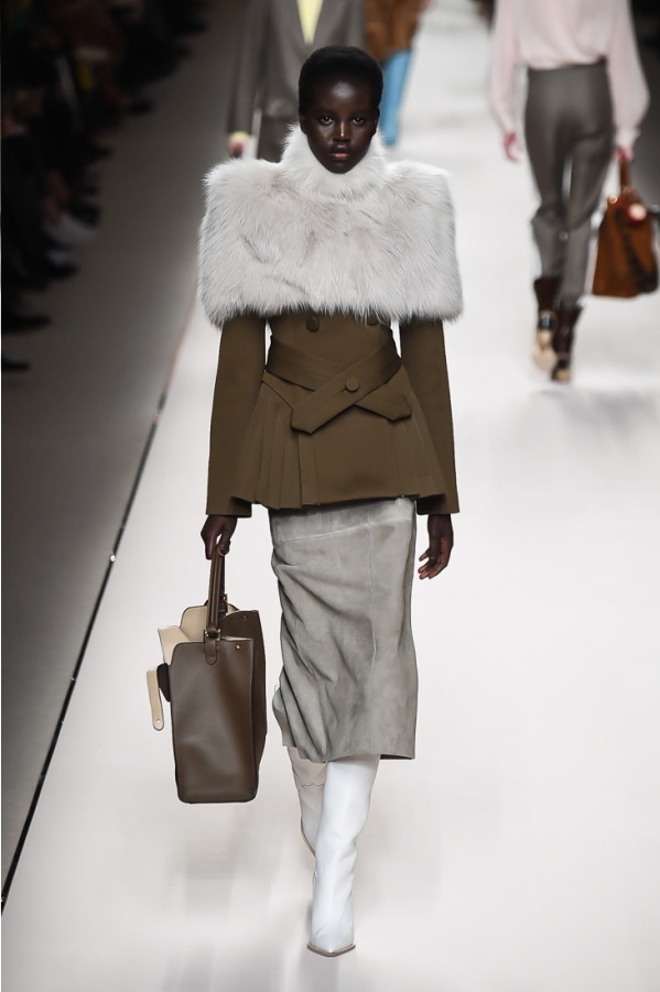 フェンディ(FENDI) 2018-19年秋冬ウィメンズコレクション シルエット - 写真14