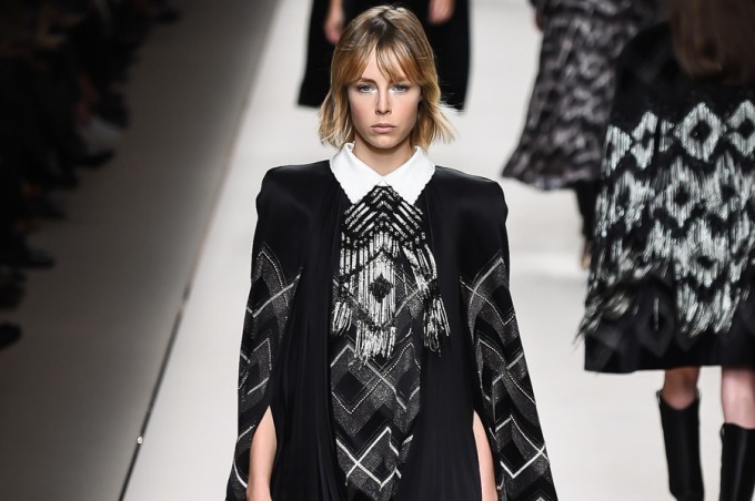 モスグリーン｜フェンディ 2018年秋冬コレクション - 現代女性は強く優しく生きることはできるのだろうか